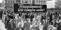 Frauen demonstrieren für das Frauenstimmrecht, schwarz/weiss Foto
