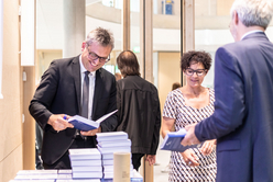 Dr. Thierry Schnyder signiert das Buch "Der Notar im Wallis - Besonderer Teil"