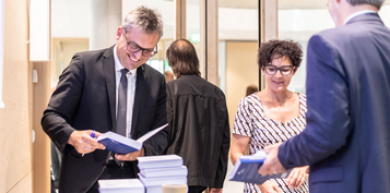 Dr. Thierry Schnyder signiert das Buch "Der Notar im Wallis - Besonderer Teil"
