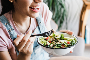 Junge Frau isst eine Salatbowl