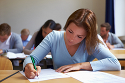 Eine Studentin löst Aufgaben